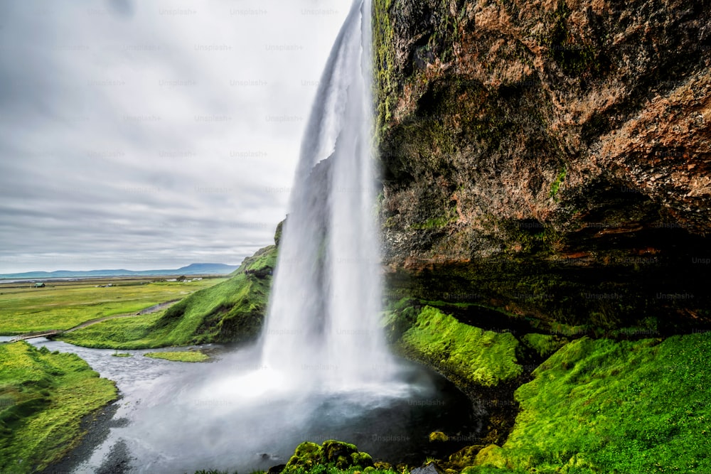 La mágica cascada de Seljalandsfoss en Islandia. Se encuentra cerca de la carretera de circunvalación del sur de Islandia. Majestuoso y pintoresco, es uno de los lugares más fotografiados e impresionantes de Islandia.