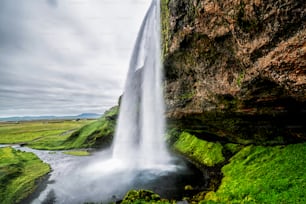 Cascade magique de Seljalandsfoss en Islande. Il est situé près de la rocade du sud de l’Islande. Majestueux et pittoresque, c’est l’un des endroits les plus photographiés d’Islande à couper le souffle.