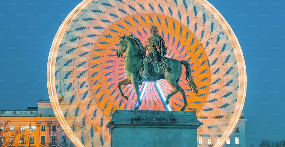 Estátua de Place Bellecour do rei Luís XIV à noite, Lyon França