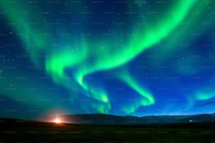 Nordlichter (Aurora borealis) bei Nacht.