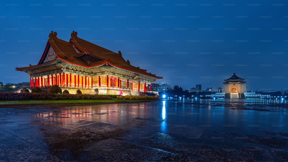 Chiang Kai Shek Memorial Hall bei Nacht in Taipeh, Taiwan.