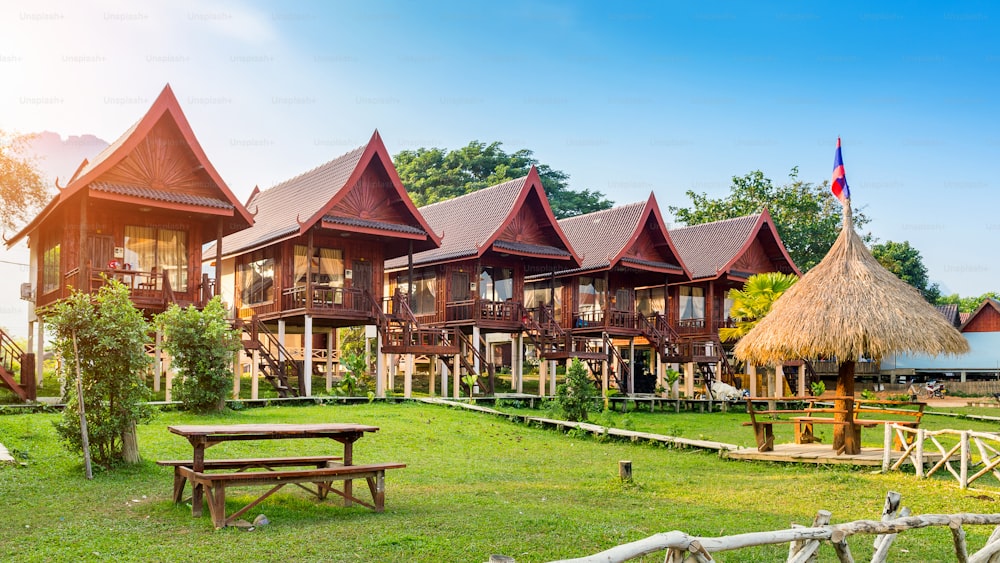 Pueblo y bungalows a lo largo del río Nam Song en Vang Vieng, Laos.