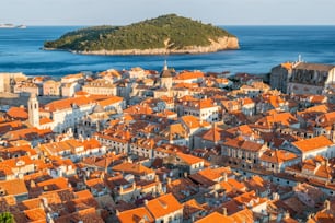 Vue panoramique de la vieille ville de Dubrovnik en Croatie - Destination de voyage de premier plan de la Croatie. La vieille ville de Dubrovnik a été classée au patrimoine mondial de l’UNESCO en 1979.