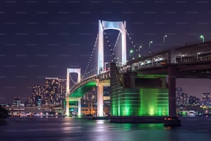 Horizonte de Tokio con el puente del arco iris en Tokio, Japón.