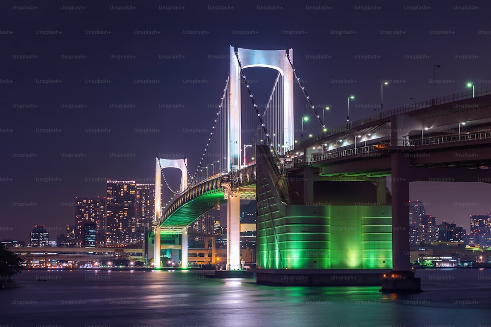 Skyline de Tóquio com ponte arco-íris em Tóquio, Japão.