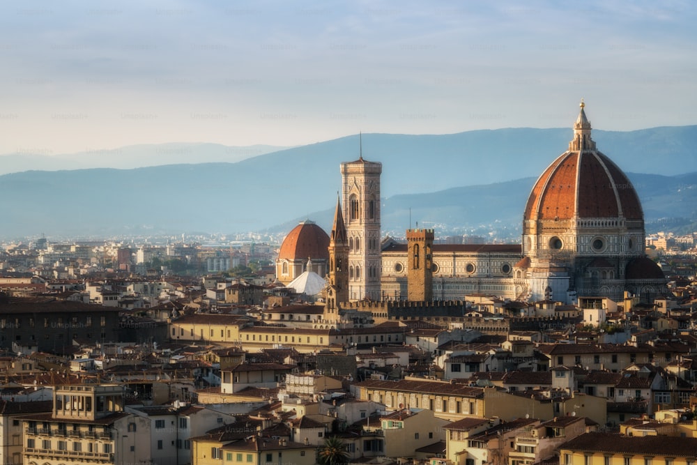 Cattedrale di Santa Maria del Fiore nel centro storico di Firenze, Italia con vista panoramica sulla città. Il Duomo di Firenze è la principale attrazione turistica della Toscana, in Italia.