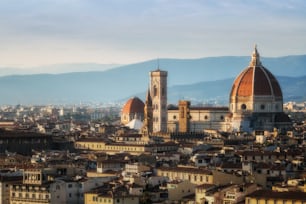 Catedral de Florença (Cattedrale di Santa Maria del Fiore) no centro histórico de Florença, Itália com vista panorâmica da cidade. A Catedral de Florença é a principal atração turística da Toscana, Itália.