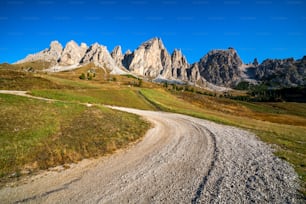 이탈리아 돌로미티 산에 있는 비��포장 도로와 하이킹 트레일 트랙, 이탈리아 돌로미티 북서부 볼차노의 피제스 데 시르 리지 산맥 앞.