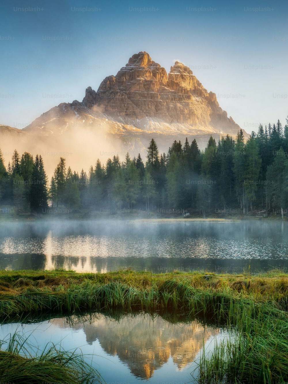 Majestätische Landschaft des Antorno-Sees mit berühmten Dolomiten Berggipfel der Drei Zinnen im Hintergrund in den östlichen Dolomiten, Italien Europa. Wunderschöne Naturlandschaft und landschaftlich reizvolles Reiseziel.