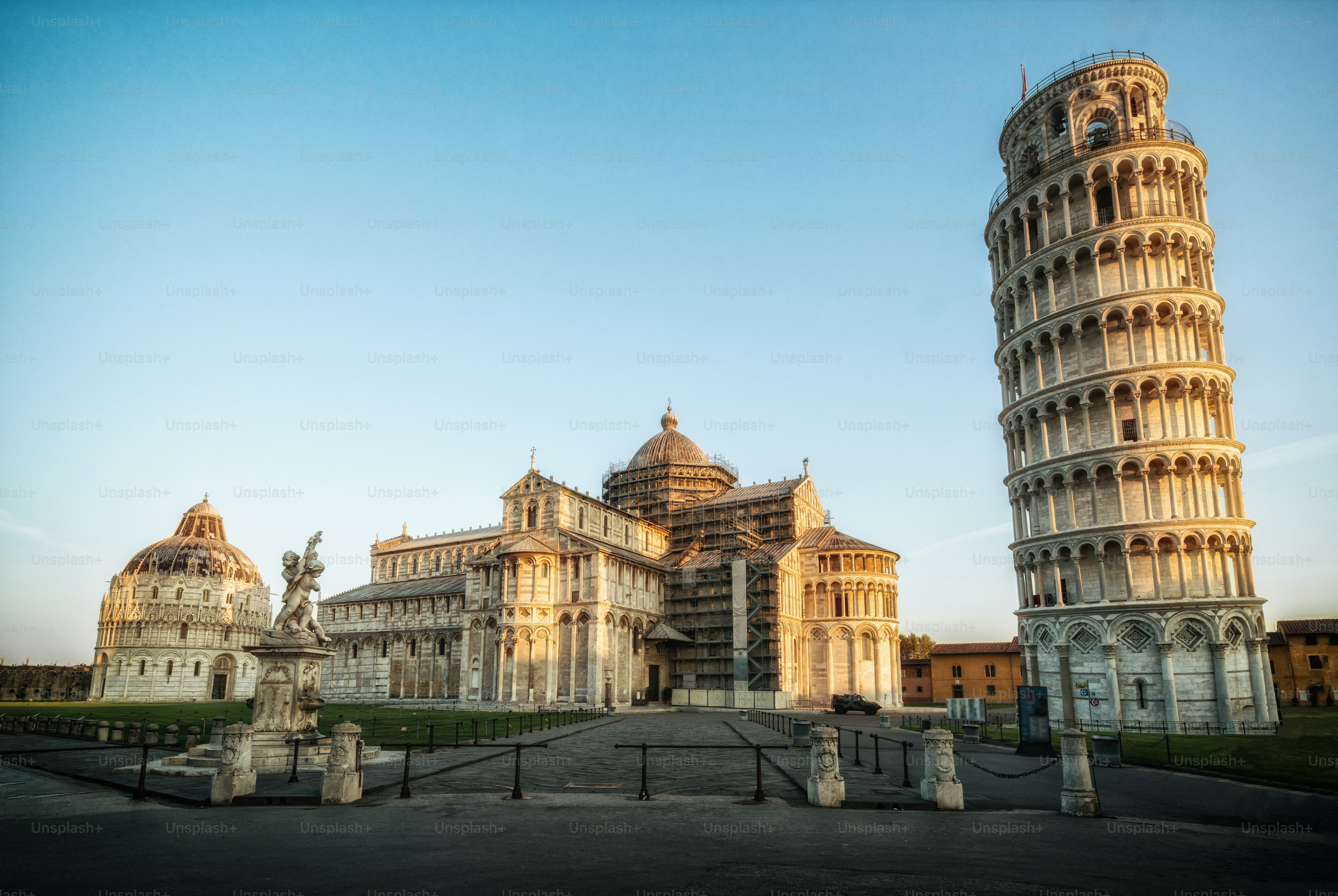 Schiefer Turm von Pisa in Pisa, Italien - Schiefer Turm von Pisa ist weltweit bekannt für seine unbeabsichtigte Neigung und sein berühmtes Reiseziel Italien. Es befindet sich in der Nähe der Kathedrale von Pisa.