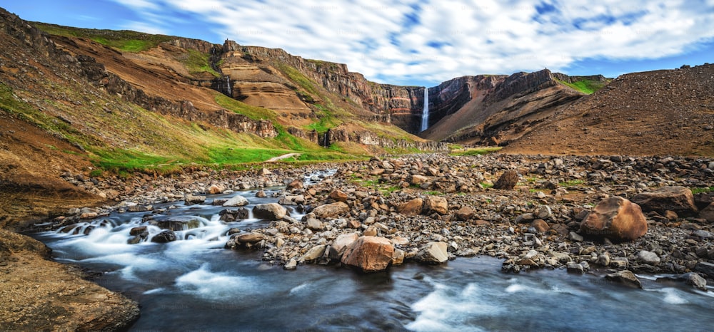 Bellissima cascata di Hengifoss nell'Islanda orientale. Paesaggio di viaggio nella natura.