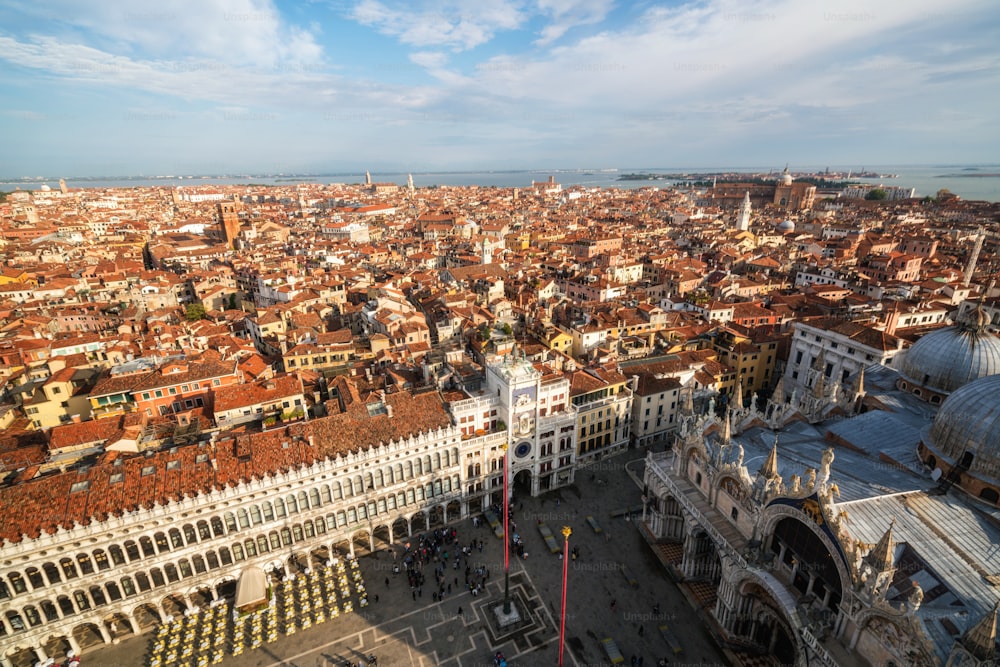 Luftaufnahme der Skyline von Venedig vom Markusplatz (Piazza San Marco) in Venedig - Italien an sonnigen Sommertagen. Venedig ist berühmtes Reiseziel Italiens für seine einzigartige Stadt und Kultur.