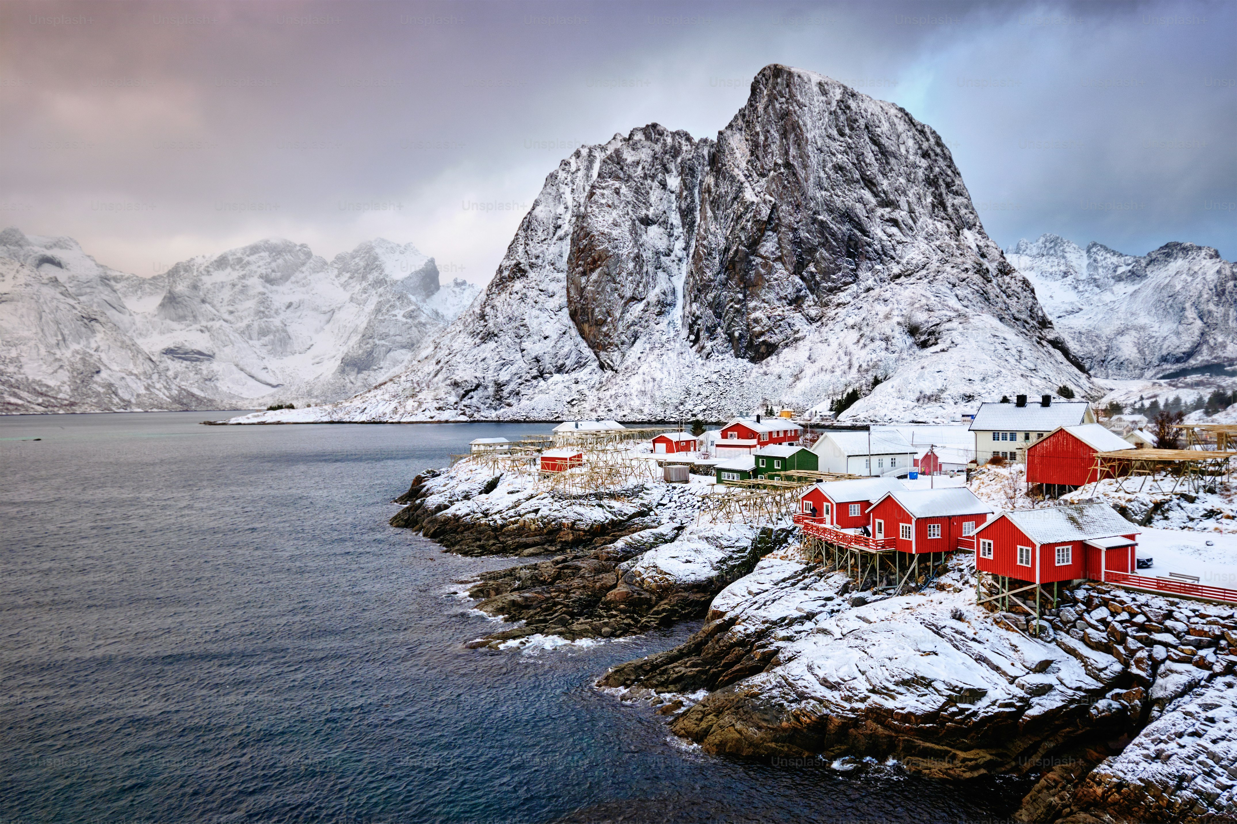 Famoso villaggio di pescatori di Hamnoy sulle isole Lofoten, Norvegia con le case rosse del rorbu in inverno
