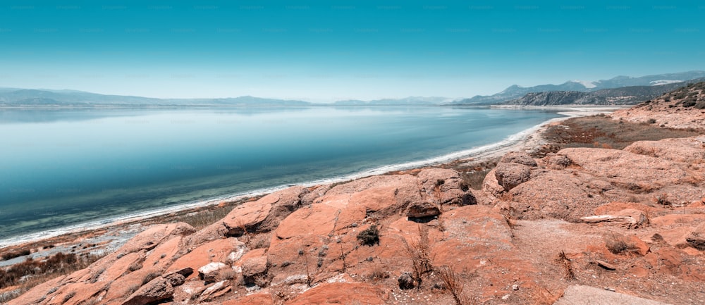 여름 더위에 말라 버린 터키의 부르 두르 호수는 해안의 흰색 미네랄 석회암을 노출시킵니다.