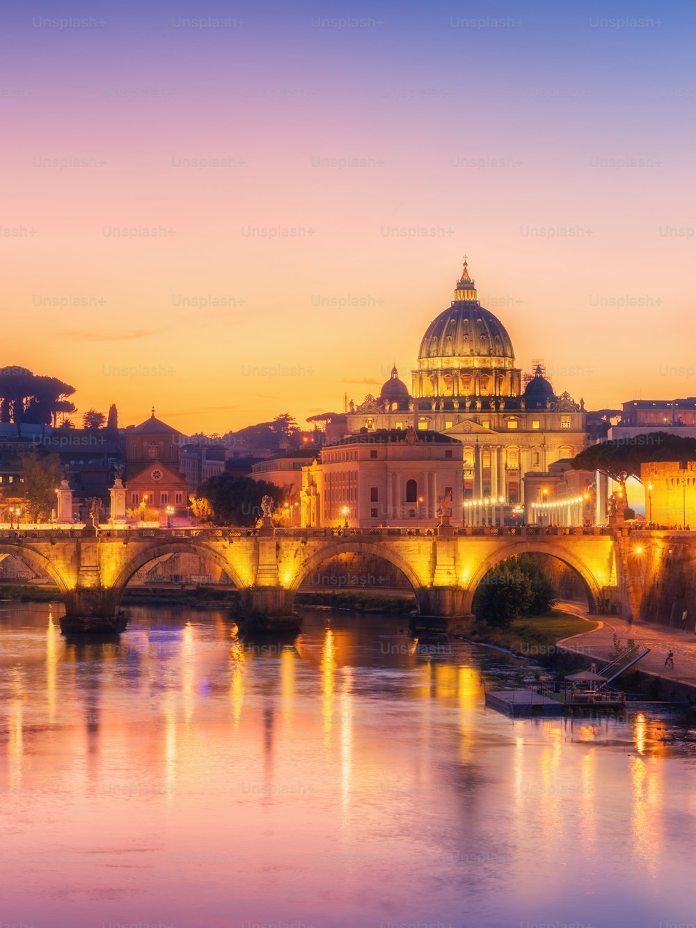 Skyline de Roma com a Basílica de São Pedro do Vaticano e a Ponte de Santo Ângelo cruzando o rio Tibre no centro da cidade de Roma Itália, atração de marcos históricos da Roma Antiga, destino de viagem da Itália.