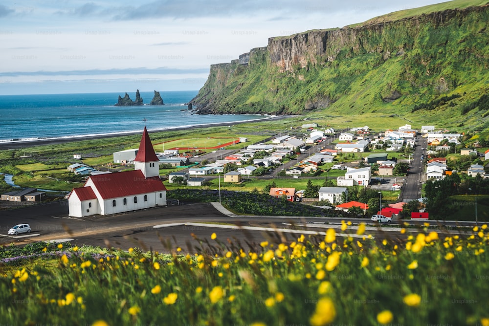 Bela cidade de Vik i Myrdal na Islândia no verão. A aldeia de Vik é a aldeia mais meridional da Islândia, no anel viário a cerca de 180 km a sudeste de Reykjavík.