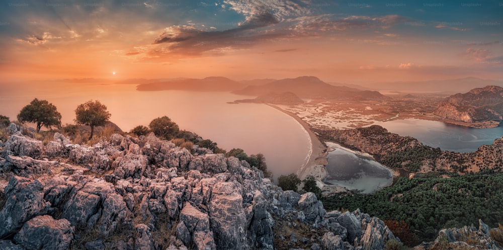 Pôr do sol colorido e majestoso sobre uma pequena baía no mar Mediterrâneo na Turquia. Vista do ponto de observação de Iztuzu, perto da cidade de Dalyan, no delta do rio e na cadeia de lagos.