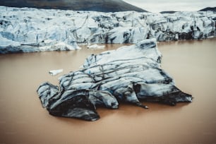 Bela paisagem da paisagem do Glaciar Svinafellsjokull no Parque Nacional de Vatnajokull, na Islândia.
