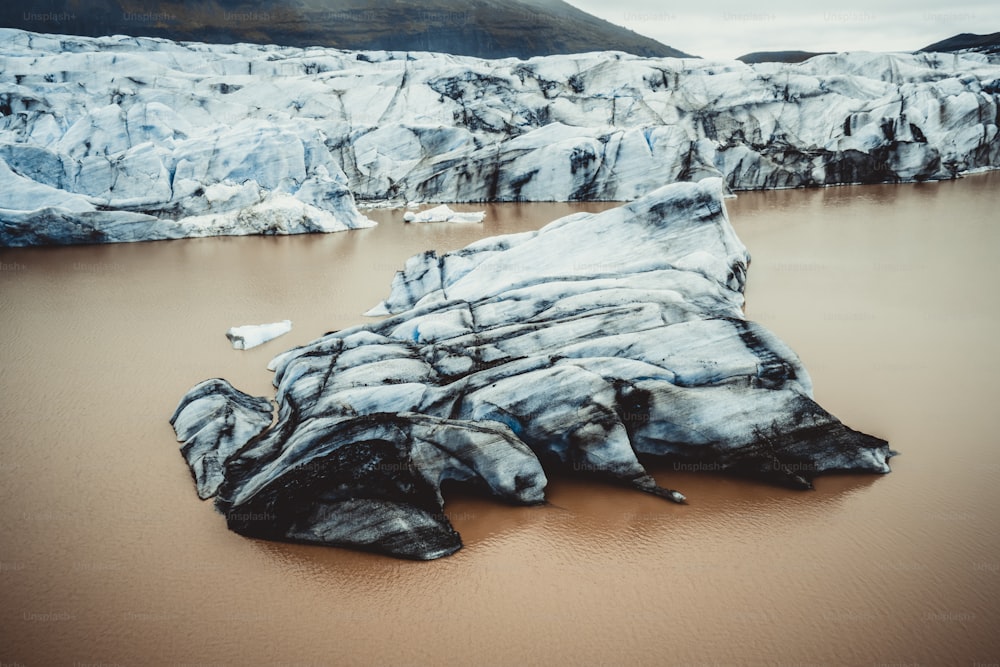 Hermoso paisaje del glaciar Svinafellsjökull en el Parque Nacional de Vatnajökull en Islandia.