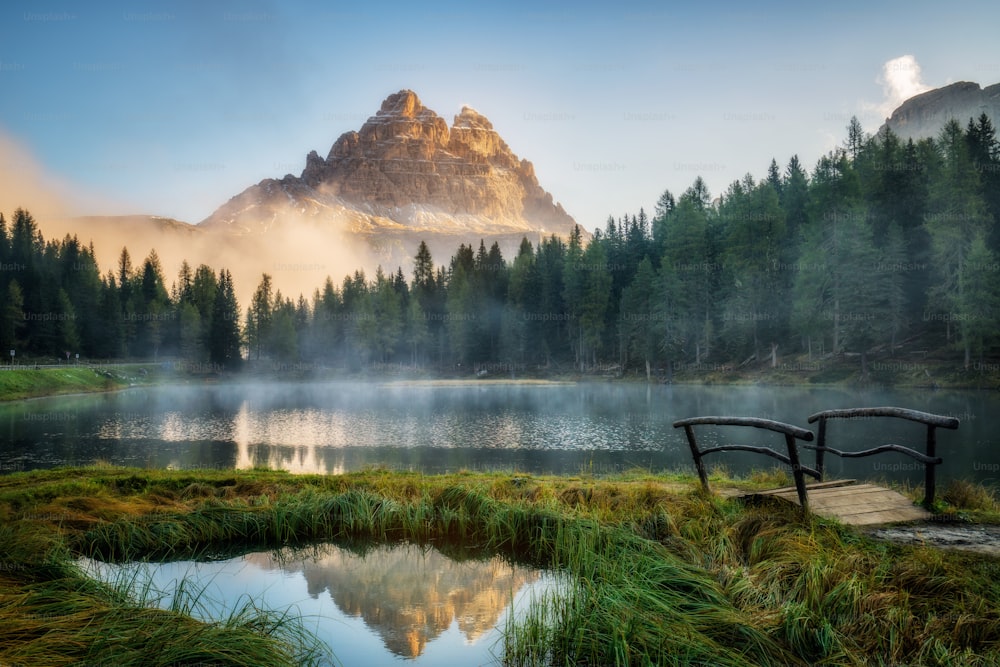 Paesaggio maestoso del lago d'Antorno con la famosa cima delle Tre Cime di Lavaredo delle Dolomiti sullo sfondo nelle Dolomiti orientali, Italia Europa. Splendido scenario naturale e destinazione di viaggio panoramica.