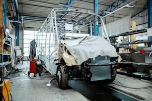 Metallkonstruktion für einen neuen Kleinbus. Busfabrik, Fahrzeugfabrik