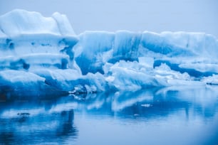 Iceberg a Jokulsarlon, bellissima laguna glaciale in Islanda. Jokulsarlon è una famosa destinazione turistica nel Parco Nazionale di Vatnajokull, nel sud-est dell'Islanda, in Europa. Paesaggio invernale.