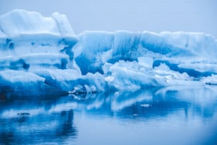 Icebergs à Jokulsarlon, magnifique lagon glaciaire en Islande. Jokulsarlon est une destination de voyage célèbre dans le parc national de Vatnajokull, au sud-est de l’Islande, en Europe. Paysage d’hiver.