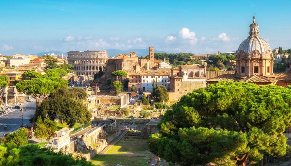 古代ローマのランドマークがあるイタリアのローマの街のスカイライン。コロッセオとフォロロマーノ、イタリアの有名な旅行先。