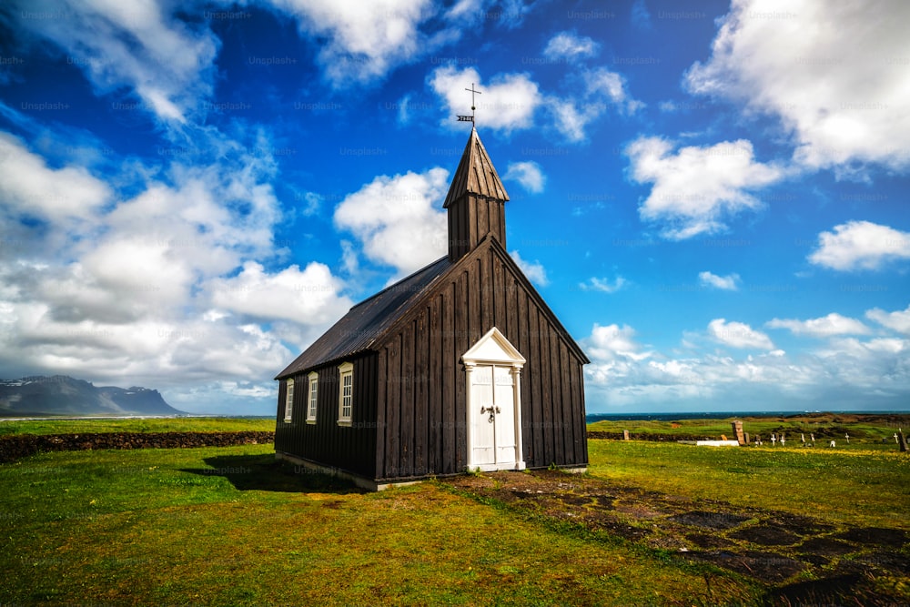 Budakirkja-Kirche auf der Halbinsel Snaefellsnes, Island. Diese schwarze Kirche befindet sich allein im Lavafeld Budaahraun westlich von Island.