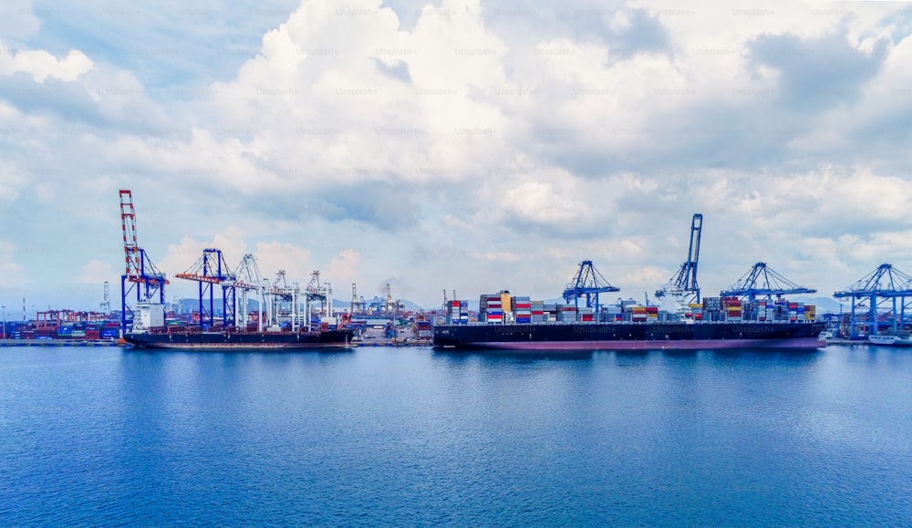 コンテナドック、クレーン出荷、港、コンテナボックスの輸出入、商業貿易、ビジネスロジスティック、国際輸送を待っている港の貨物船とトラック。