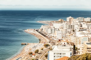 Ciudad turística con muchos hoteles en la costa del mar, vista aérea