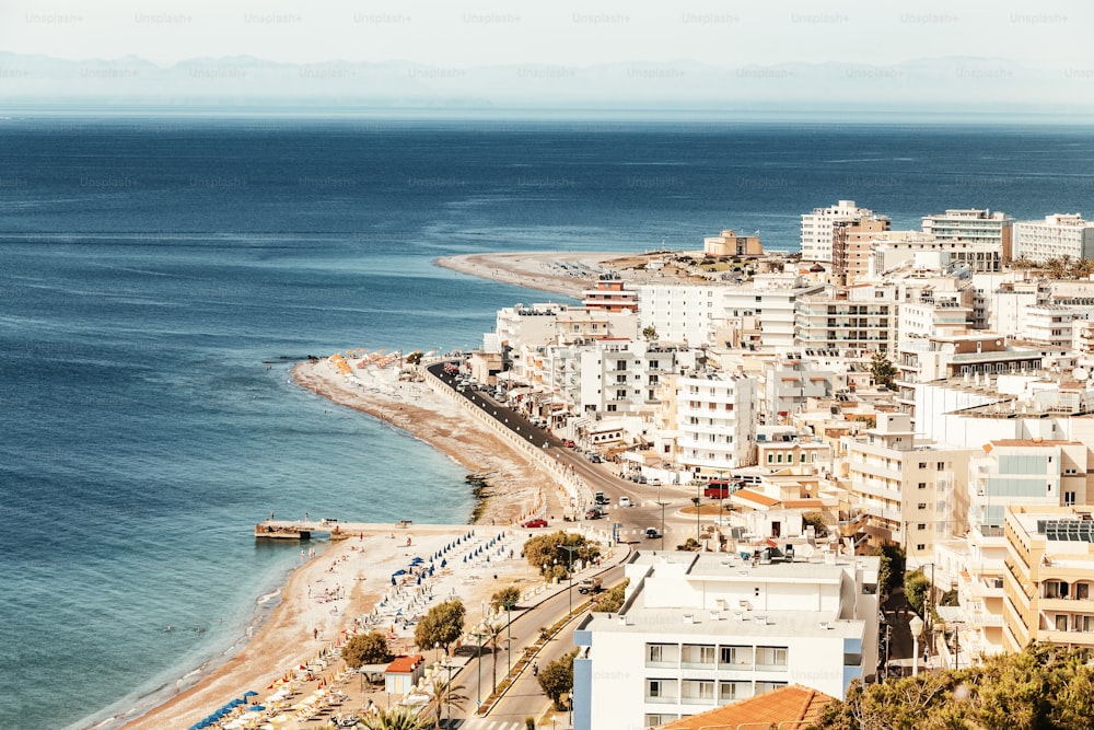 Città di villeggiatura con molti hotel sulla costa del mare, vista aerea
