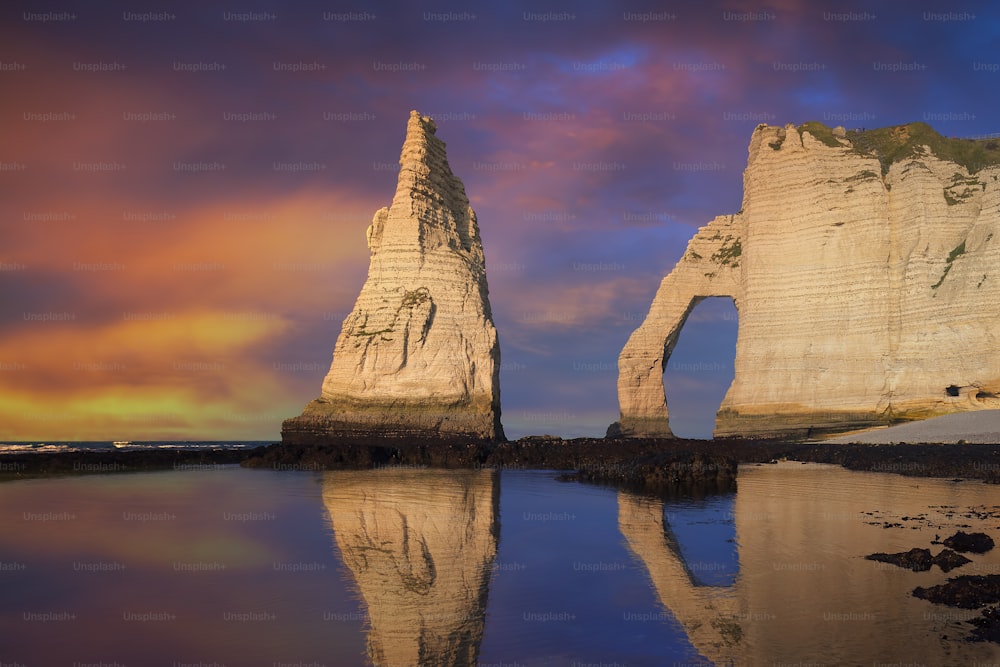 Penhasco de Etretat Aval, rochas e marco do arco natural e oceano azul. Normandia, França, Europa.