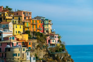 Maisons colorées dans le village de Manarola, côte des Cinque Terre en Italie. Manarola est une belle petite ville de la province de La Spezia, en Ligurie, au nord de l’Italie et l�’une des cinq attractions des Cinque Terre.