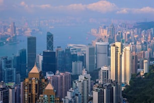Famosa vista di Hong Kong - vista del paesaggio urbano dello skyline dei grattacieli di Hong Kong dal Victoria Peak al tramonto. Hong Kong, Cina