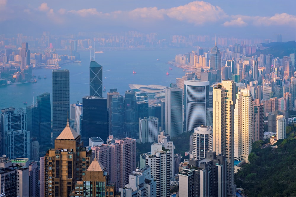 香港の有名な景色 - 香港の高層ビルのスカイライン、夕暮れ時のビクトリアピークからの街並みの眺め。香港、中国