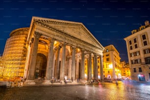 ローマイタリアのパンテオン - パンテオンは、古代ローマの有名な建物である西暦126年にハドリアヌス帝によって完成した、イタリアのローマにある旧ローマ神殿、現在は教会です。