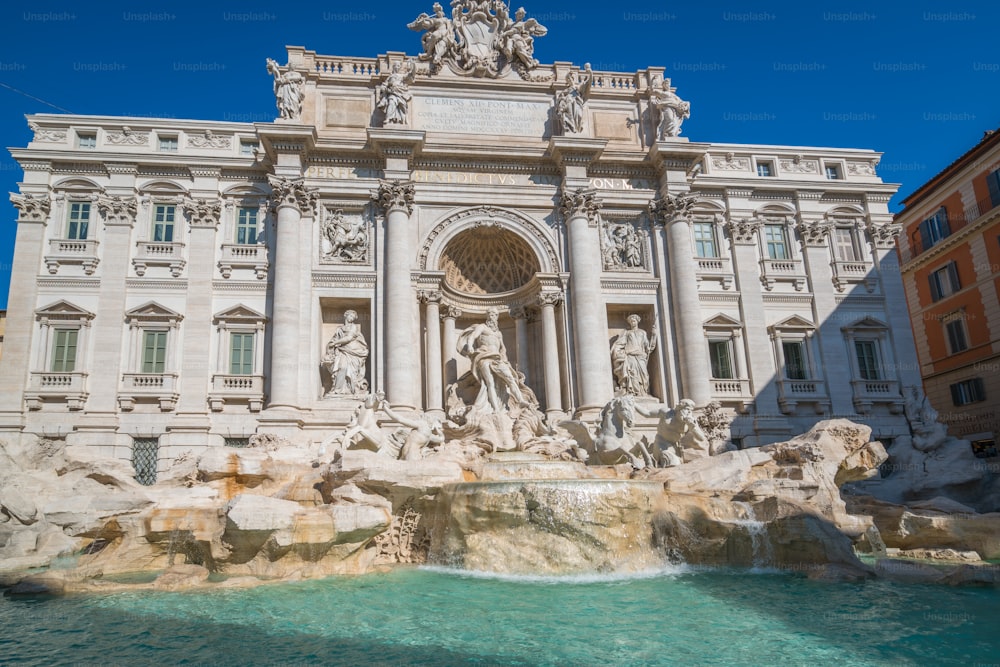 A Fontana di Trevi é uma fonte no distrito de Trevi, em Roma, Itália. É a maior fonte barroca de Roma e uma das fontes mais famosas que atraem turistas que visitam Roma, Itália.