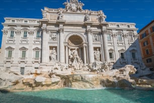 La fontaine de Trevi est une fontaine située dans le quartier de Trevi à Rome, en Italie. C’est la plus grande fontaine baroque de Rome et l’une des fontaines les plus célèbres attirant les touristes visitant Rome, en Italie.