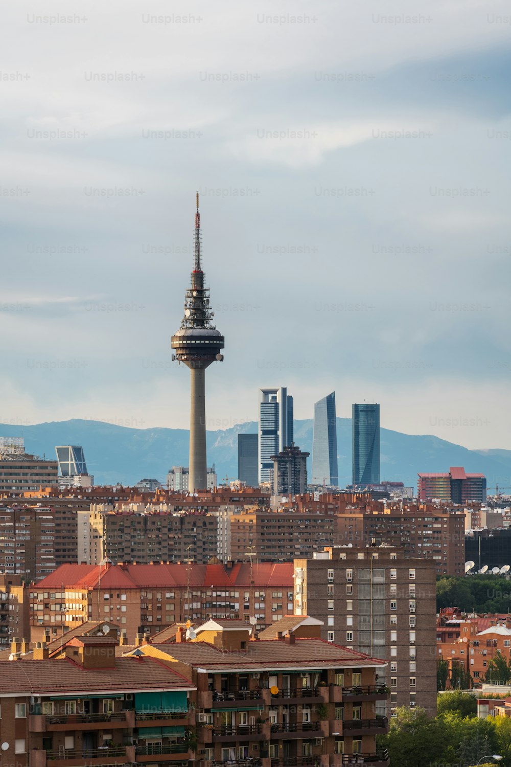 La ligne d’horizon de Madrid au crépuscule vue depuis le Cerro del Tio Pio, avec la tour de télévision et les gratte-ciel le long de Castellana à reconnaître.