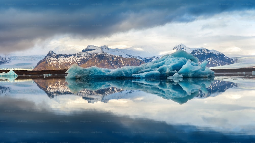 アイスランドのヨークルスアゥルロゥン氷河湖の氷山。