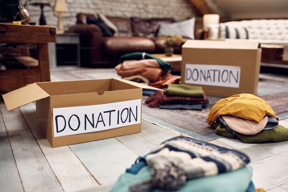 Caixas com guarda-roupa para serem doadas para caridade.