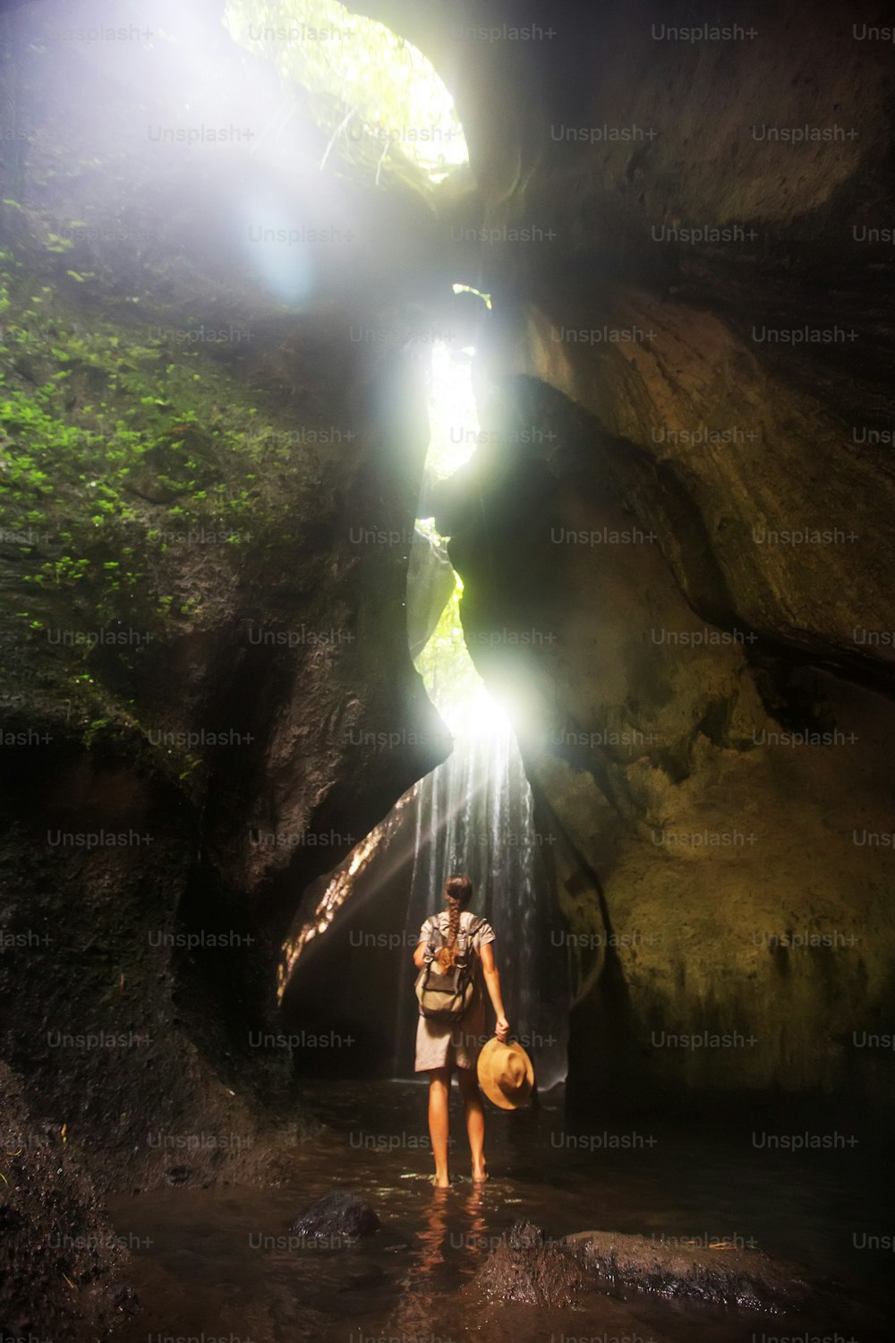 Femme près de waterfal à Bali, Indonésie