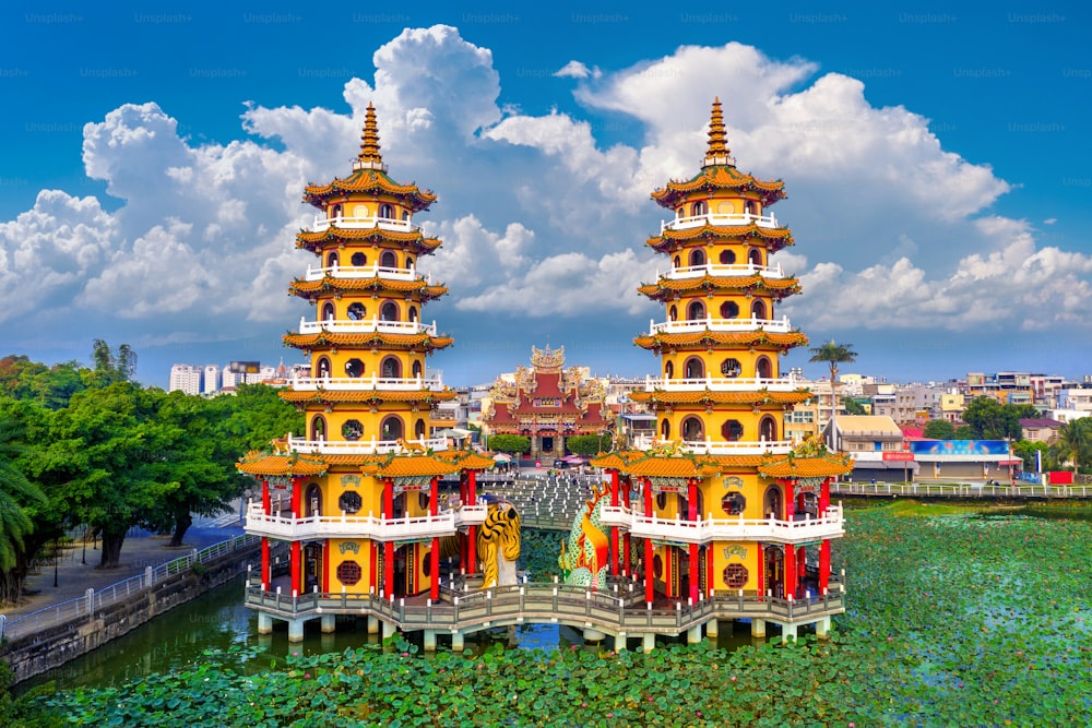 Pagodas del Dragón y del Tigre en Kaohsiung, Taiwán.