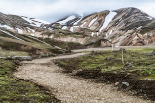Hermoso camino de polvo de grava de Landmanalaugar en las tierras altas de Islandia, Europa. Terreno difícil y fangoso para un vehículo 4x4 4x4 extremo. El paisaje de Landmanalaugar es famoso por el senderismo y el senderismo en la naturaleza.
