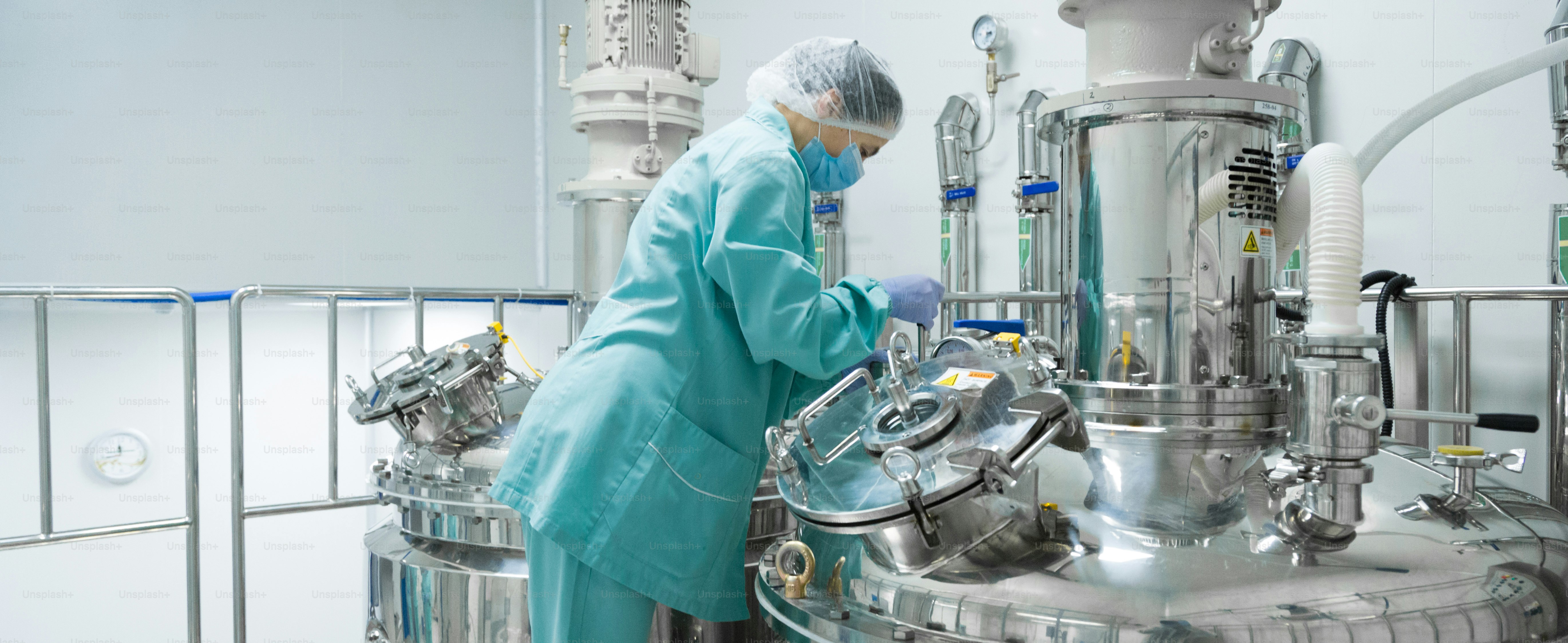 Pharmatechner in steriler Umgebung in der Pharmaindustrie