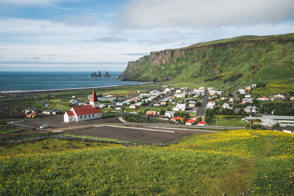 Preciosa ciudad de Vik i Myrdal en Islandia en verano. El pueblo de Vik es el pueblo más meridional de Islandia en la carretera de circunvalación, a unos 180 km al sureste de Reikiavik.