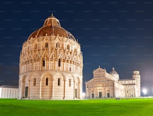 Piazza dei miracoli y La torre inclinada por la noche. Viajar por Italia y el concepto de Pisa