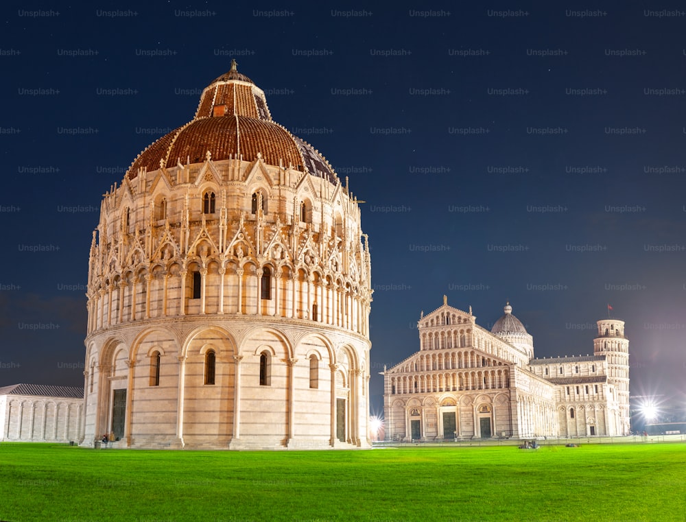 Piazza dei Miracoli und Der schiefe Turm bei Nacht. Reisen in Italien und Pisa Konzept