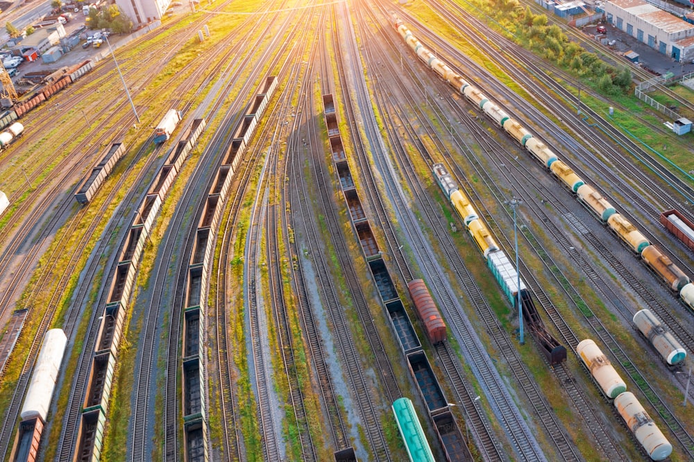 Veduta aerea della stazione merci di smistamento ferroviario con vari vagoni, con molti binari ferroviari. Panorama dell'industria pesante